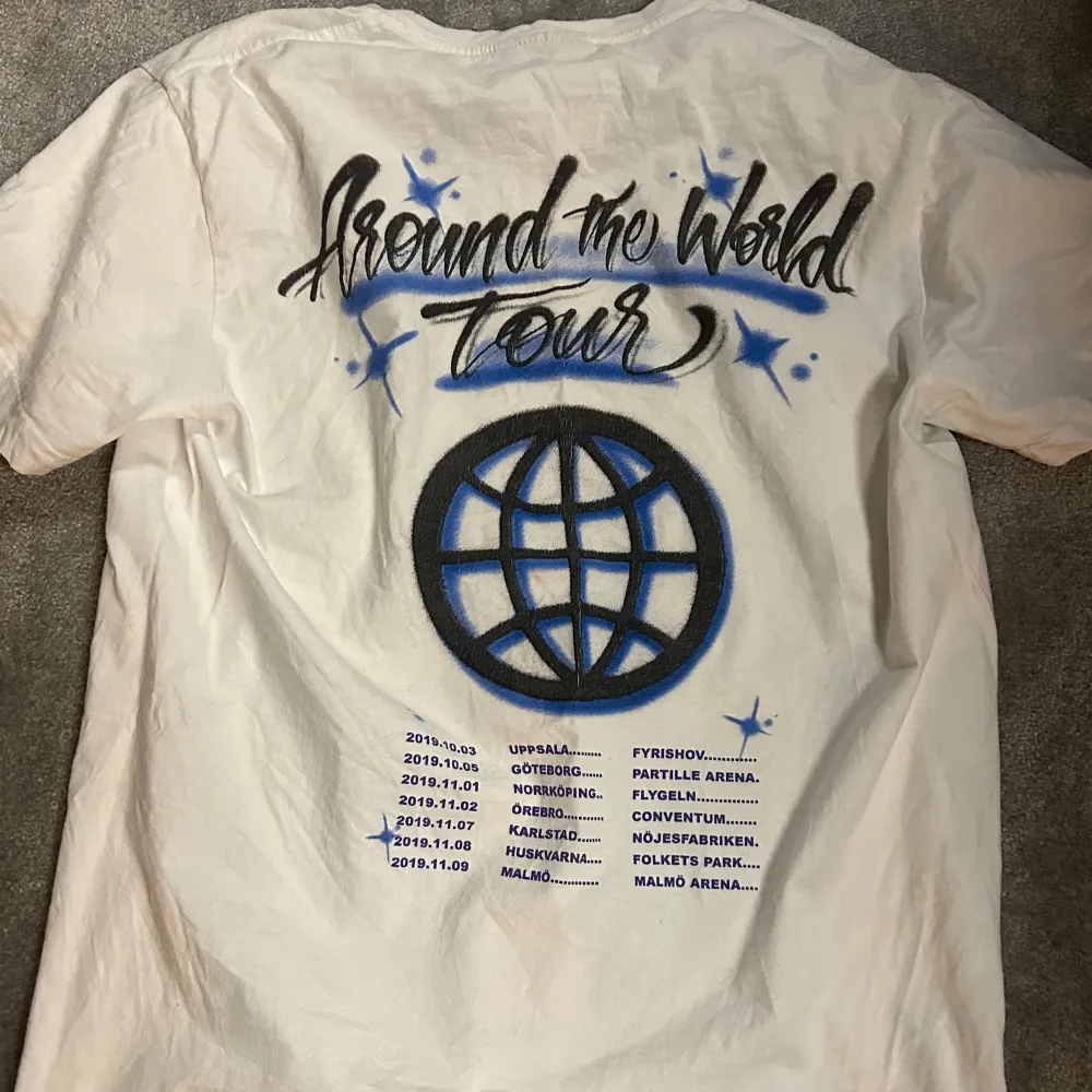 Around the world tour merch från Hov1, som nyskick 💙. T-shirts.