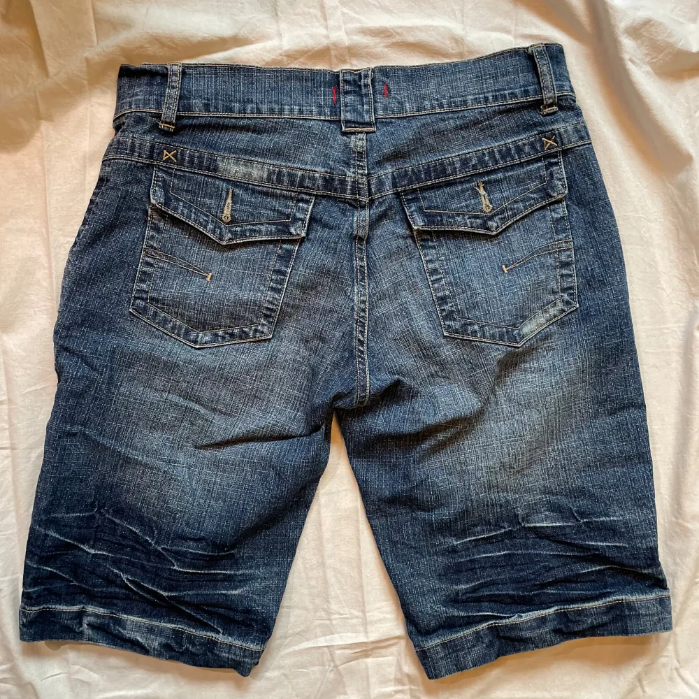 Shorts med längre ben. Bra skick, ordentligt jeans material. Light wash. . Shorts.