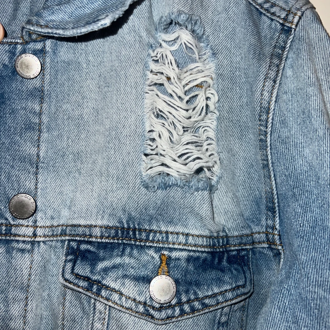 Jeansjacka med slitningar - 92