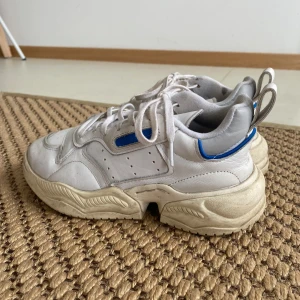 Vita Adidas Sneakers - Vita chuck Adidas sneakers i gott skick. Några skrapmärken men endast använda några få gånger. Köpta från Arkivet. 