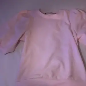 Super duper snygg rosa t-short tröja med puffärm från lager. Inget fel på den men tycker bara inte om rosa🫶 Flera bilder privat! Priset KAN diskuteras!
