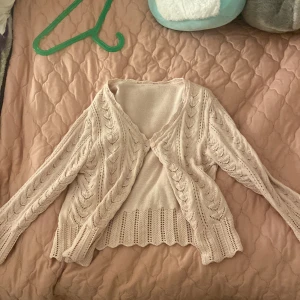 Rosa kofta - Rosa jättefin kofta värde 500kr Kort Stockholm stil kofta, kort till armarna!💞