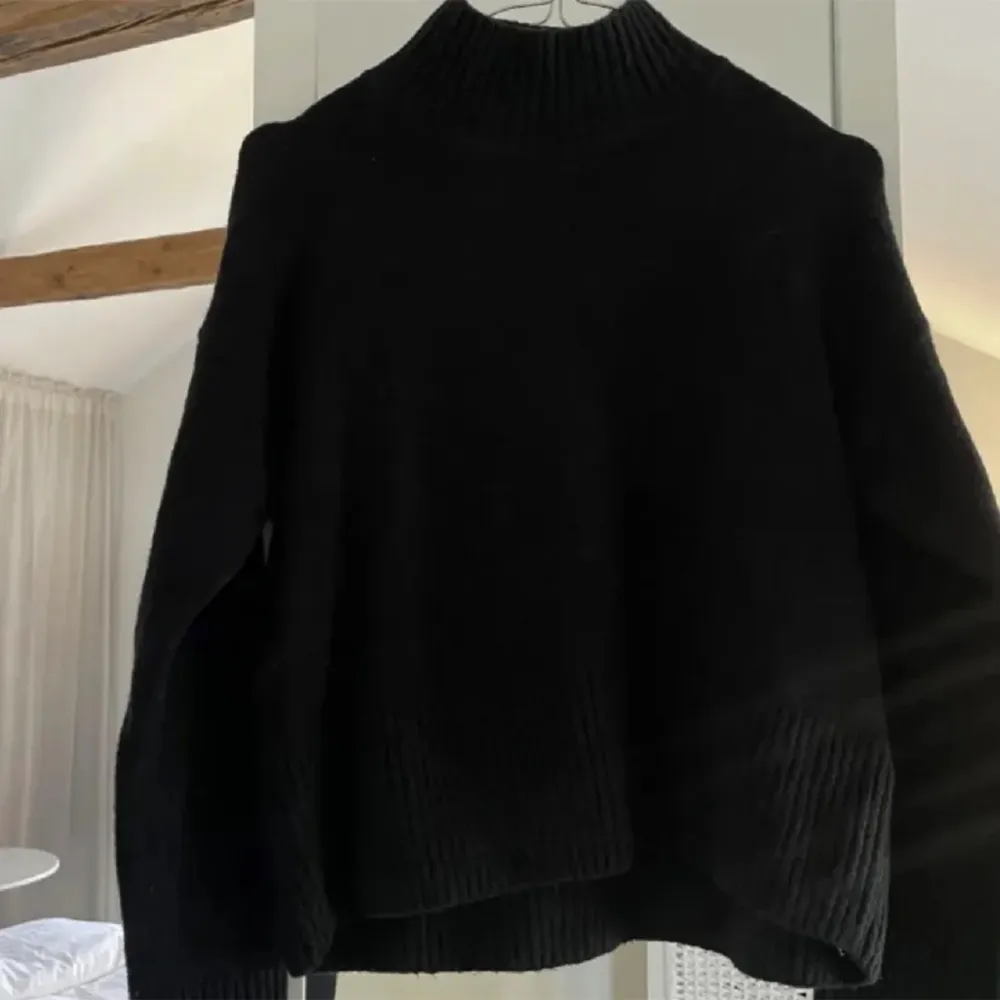 (Lånad bild) svart stickad tröja från &other stories som jag köpte här på plick☺️  . Stickat.
