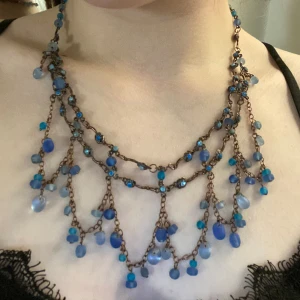 Halsband med pärlor  - Vackert halsband med glaspärlor men passar inte riktigt min stil🫶 Justerbar längd. Köpt på en loppis men bra kvalite utan defekter. Hör av dig om du har frågor💓