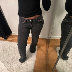 Weekday jeans  - Säljer domhär superfina Lågmidjade jeansen från weekday i en stentvättad färg🙃 Är i storlek 25/32 och på mig sitter dom perfekt å jag är 165💗 Nyskick🩷 Nypris 600 jag säljer för 300 Priset går såklart att diskuteras🤗