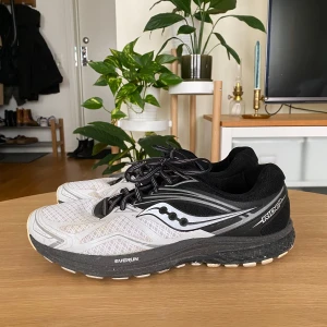Saucony ride 9 - Löparsko saucony ride 9, nypris ca. 779kr. Använda ca.2 gånger (aningens smutsiga, syns på bilden) men bra skick i övrigt.