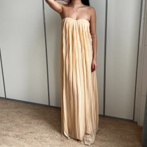 Offshoulder balklänning  - Offshoulder balklänning i storlek S😍 Modellen är 167 cm lång och bär vanligtvis storlek S.                           Skick: Mycket bra 