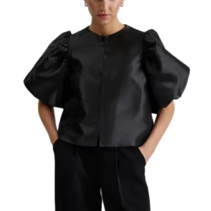 By Malina Cleo Blus - Säljer en helt ny By Malina Cleo Blus, galge, prislapp, oöppnad från plastpåse!!! Köpt för 2200 kr men säljer då jag råkade köpa 2 st och går ej att lämna tillbaka…