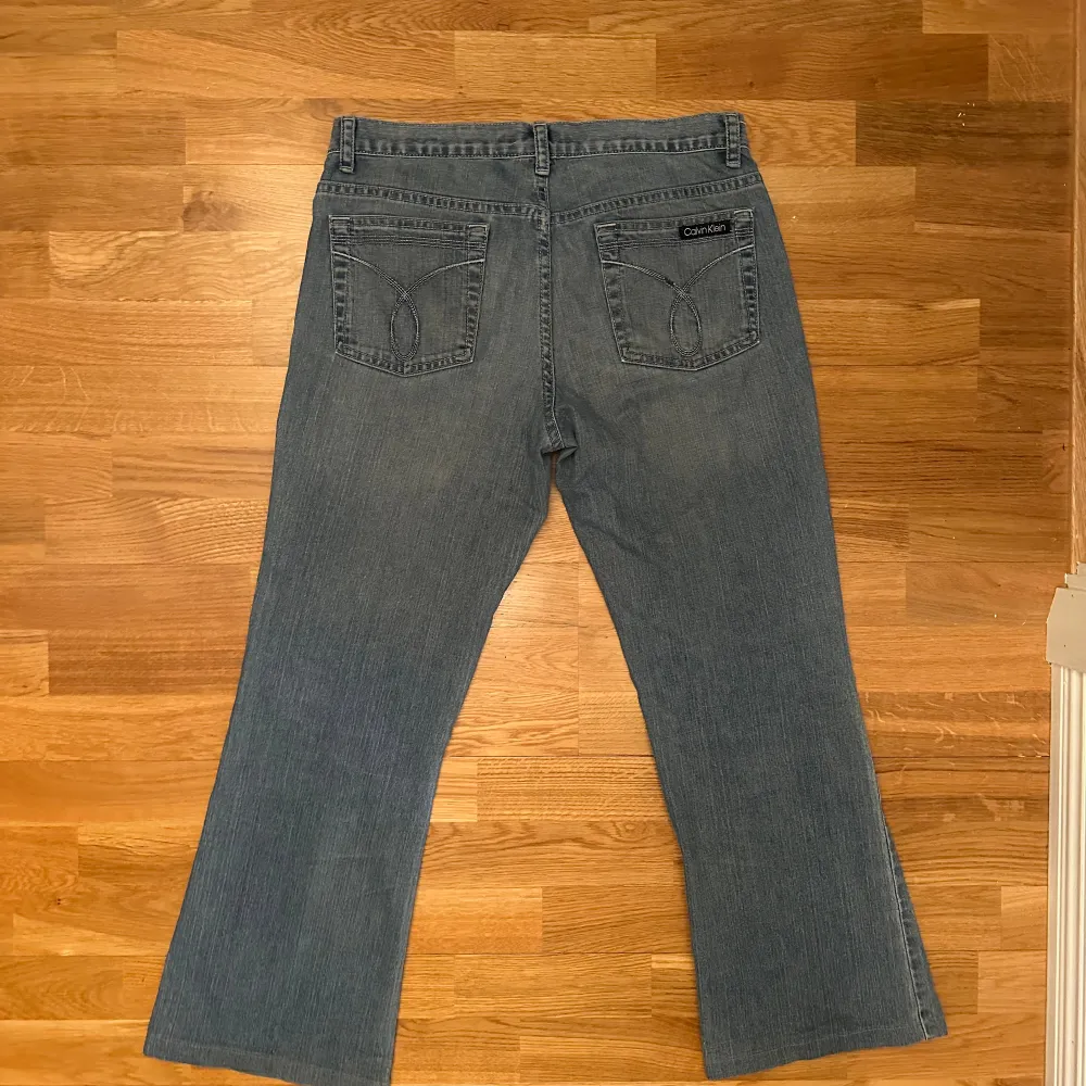supersnygga vintage jeans från calvin klein i bra skick🤍midjemåttet är 42 cm och yttrerbenslängden 99 cm✨använd gärna köp nu!⭐️. Jeans & Byxor.