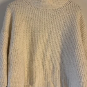 Vit stickad tröja - Använd någon gång endast 