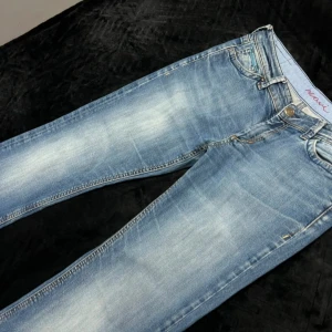 Lågmidjade bootcut jeans - Bra skick inga defekter💕