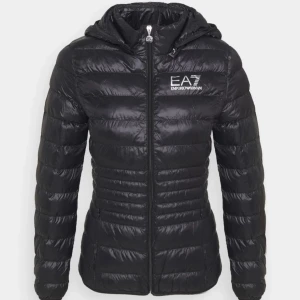 Armani jacka - Säljer min Armani jacka som ja knappast har använt förutom 3 ggr, är i NYSKICK och köptes för 1900 kr. Är liten i storlek då den passar för dig som har L/M i storlek. Den som köper först får rabatt. 