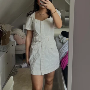 & Other Stories Denimklänning - Superfin klänning från &Other Stories i jeansmaterial. Jättebrakvalite, inga defekter. Midjebältet är justerbart. Storlek XS. Perfekt till student eller sommaren!❤️