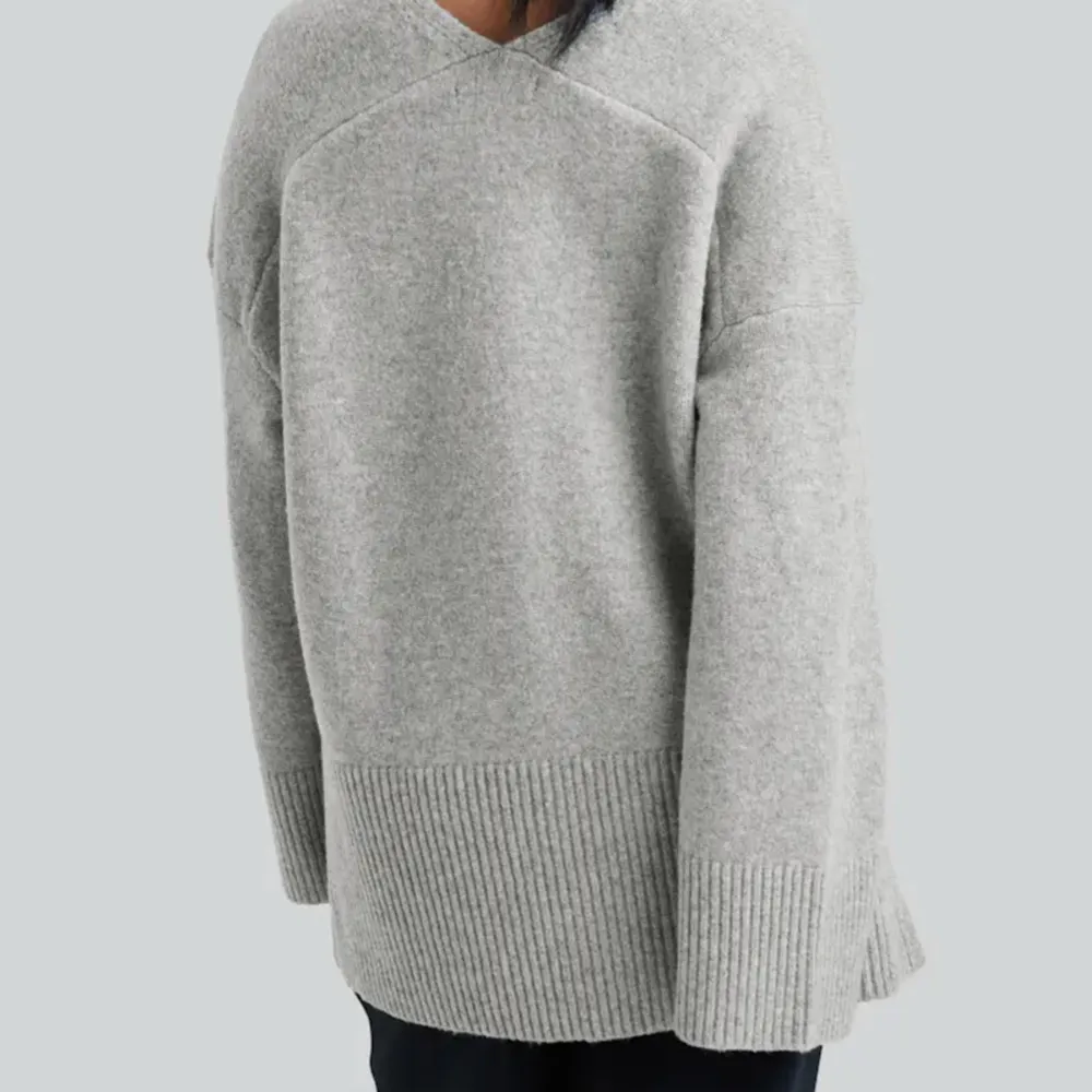 Säljer denna oanvända stickade tröja ifrån Bikbok då den inte kommer till användning🌸🌸Nyskick! Ordinarie pris är 499 kr. Stickat.