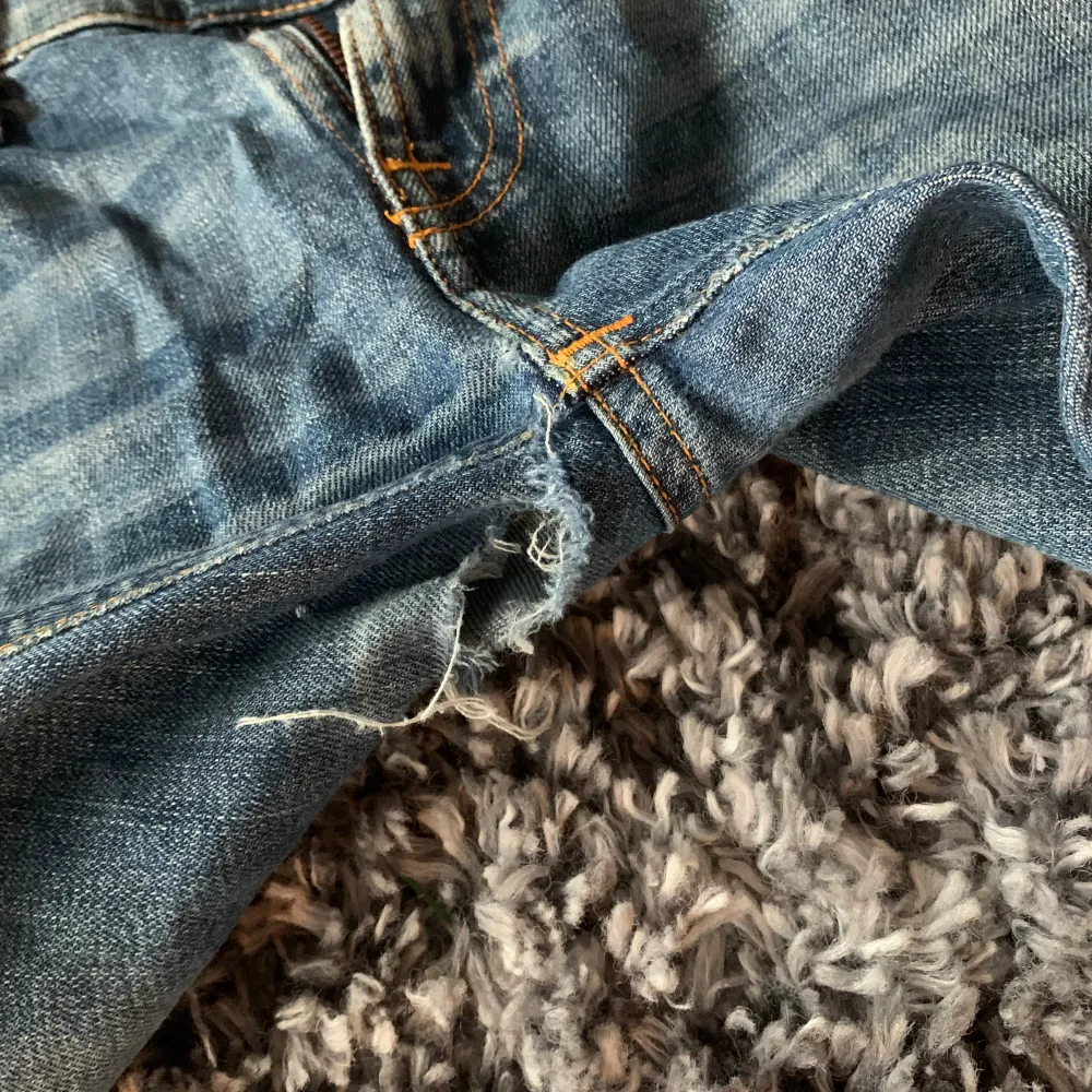 Säljer ett par nudie Jeans eftersom behöver nya! Ett litet hål som ni ser på bilden men går enkelt att fixa därför jag säljer också lite billigare! Skriv för mer bilder/ frågor. Storlek 29/32. Jeans & Byxor.