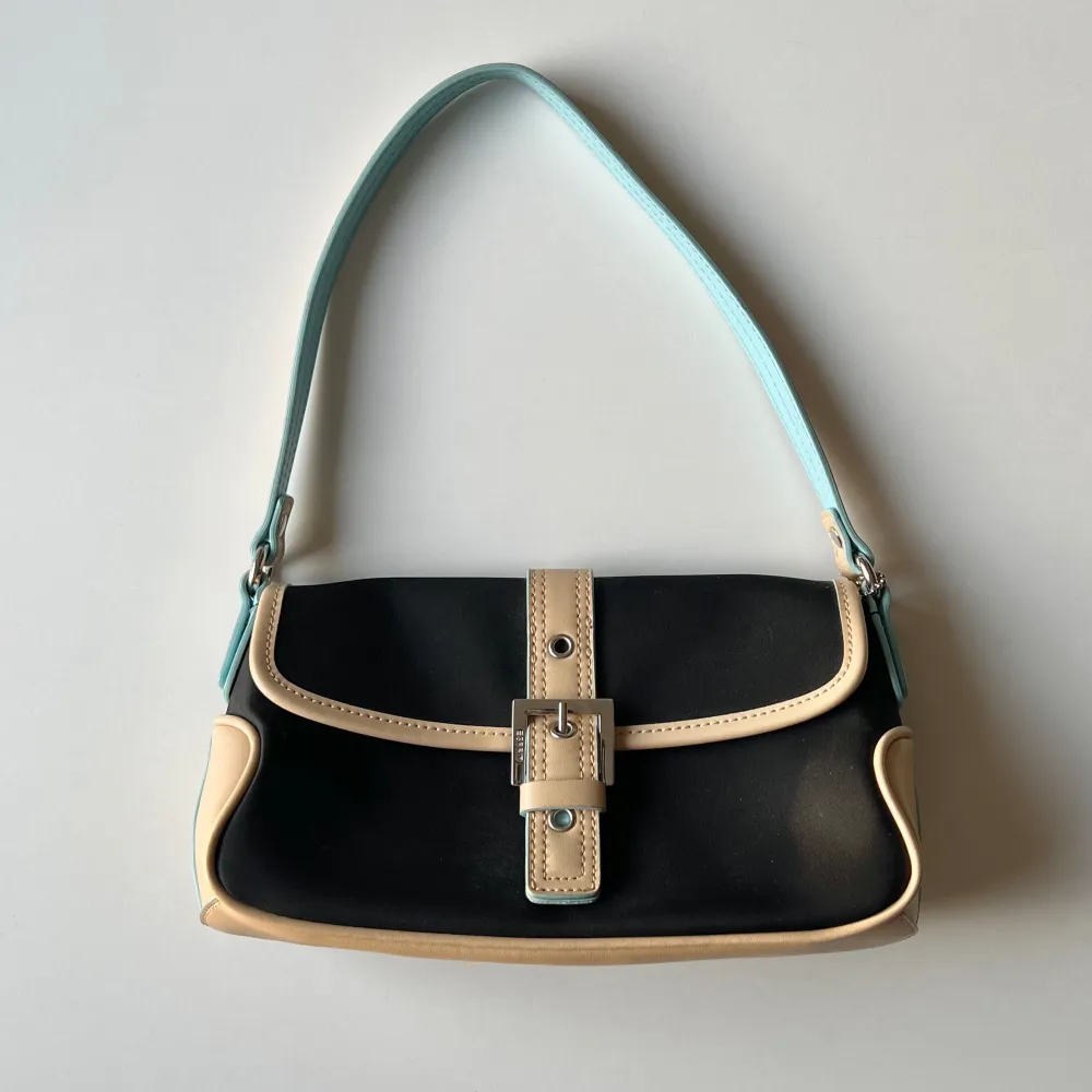 Vintage handväska från Esprit. Inga defekter, nyskick. Längd: 25 cm. Höjd: 13,5 cm. Djup: ca 6 cm 💘. Väskor.