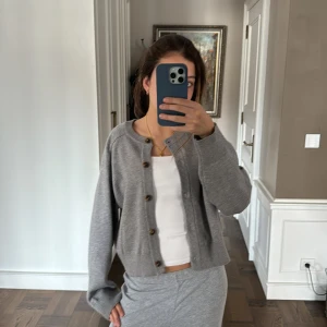 Jätte söt kofta - Säljer denna super söta gråa koftan, som är så mjuk o skön💕nästan aldrig använd 