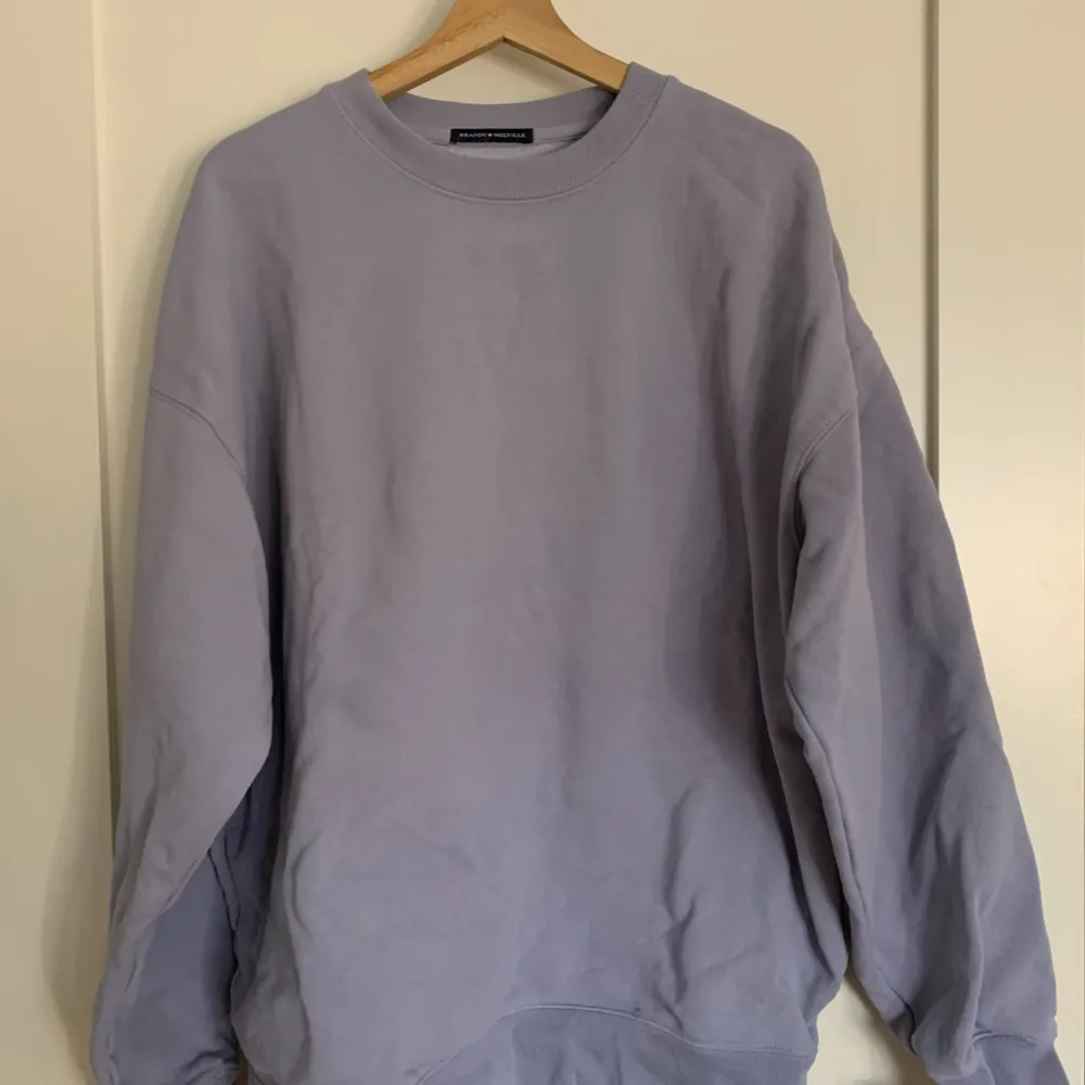Supersöt, skön oversized sweatshirt i ljusblått från Brandy Melville. Den är i bra skick, endast använd 3-4 gånger och är en storlek. Ursprungligt pris: 32$ (US-dollar) Obs: köparen står för frakten!. Hoodies.