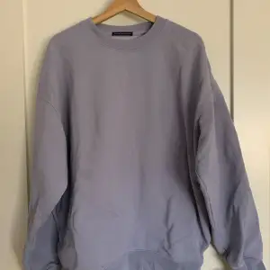 Supersöt, skön oversized sweatshirt i ljusblått från Brandy Melville. Den är i bra skick, endast använd 3-4 gånger och är en storlek. Ursprungligt pris: 32$ (US-dollar) Obs: köparen står för frakten!
