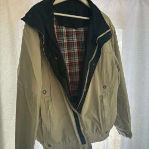 Jacka - Beige jacka. Står ingen storlek men sitter oversized på mig som har S/m