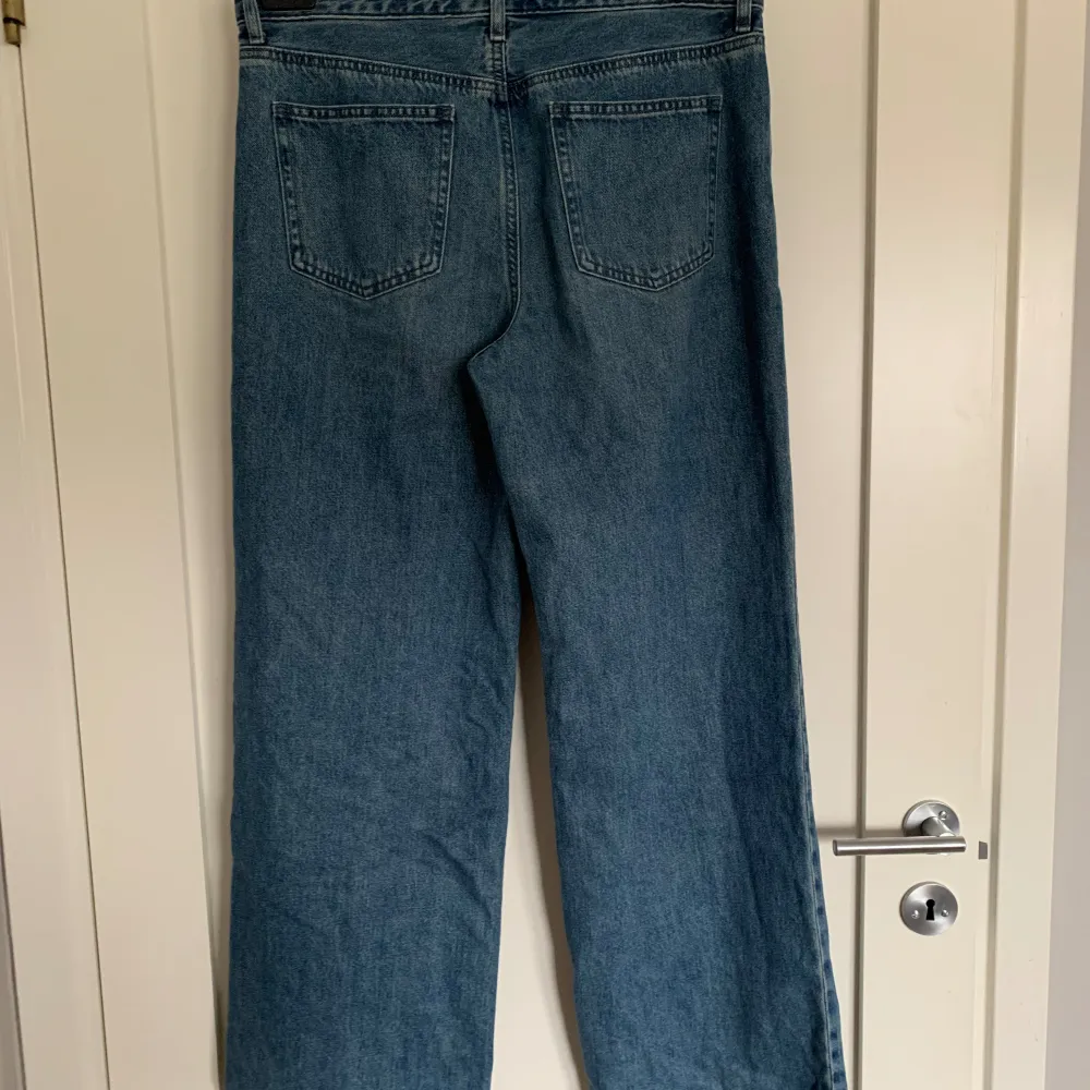 Sköna, baggy jeans i ljusblå tvätt från Uniqlo. Jeansen är i bra skick och har aldrig använts. Storleken är 27 midja och 31 längd (68,5 x 78,5 cm) Ursprungligt pris: 499 SEK Obs: köparen står för frakten!. Jeans & Byxor.