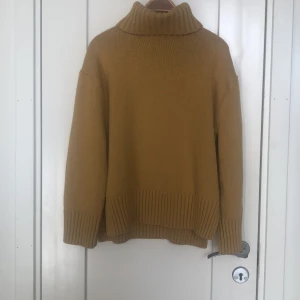 Stolek xs H&M - Senaps gul tjocktröja. Polokrage H&M stolek xs 