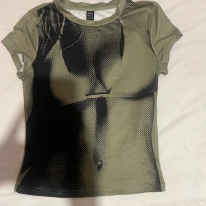 T-shirt - En grön tröja från shein använd ca 2 gånger annars är de ny och är i bra skick!  Bara att skriva om du har fler frågor 😃