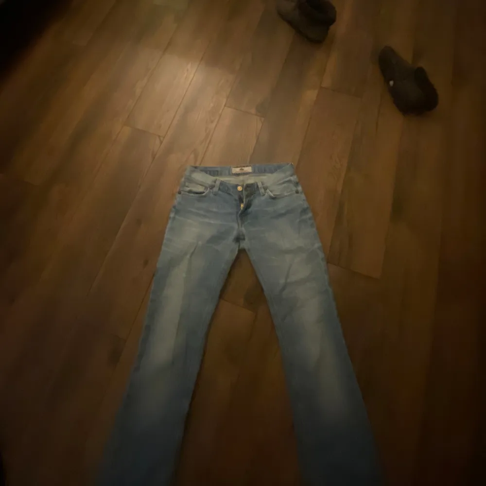 Mina absoluta favorit jeans som tyvärr inte passar mig längre! Sitter bra på mig som är 1,72. Skulle säga innebenslängd 84-85. Skulle säga passar storlek S-M. Jeans & Byxor.