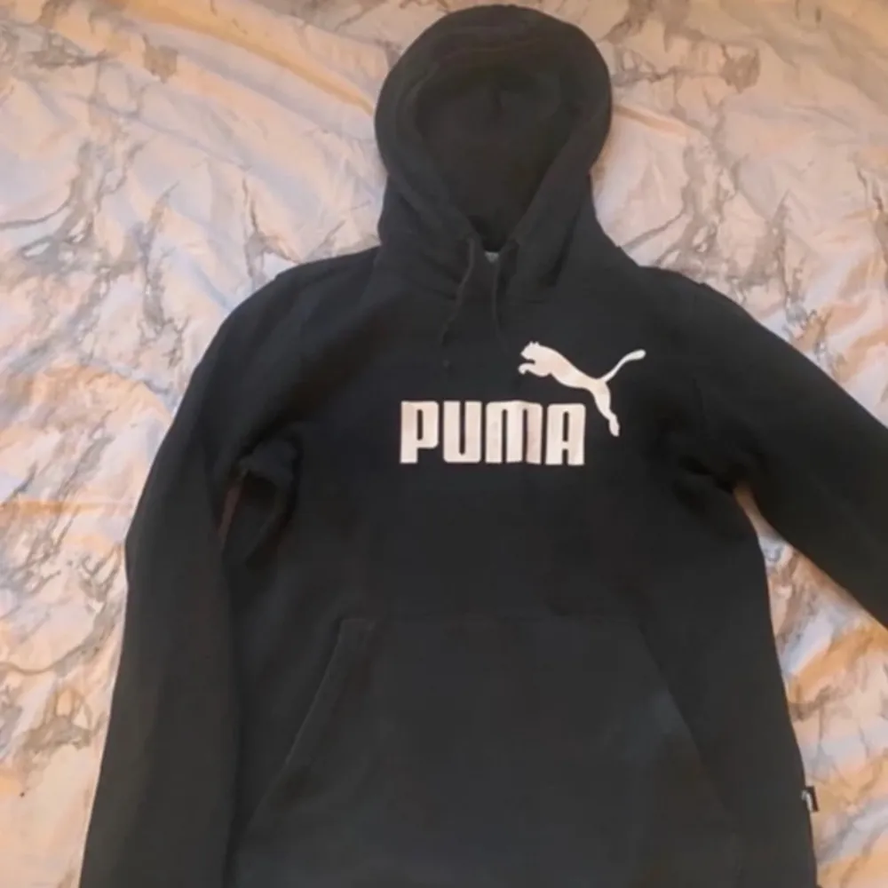 Puma hoodie i storlek S. . Hoodies.