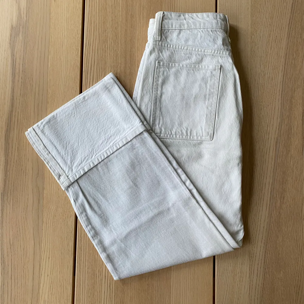Vita jeans från Zara, ankellängd, midwaist och uppvikt kant nedtill. Inga defekter. Ordinarie pris 499kr. Jeans & Byxor.