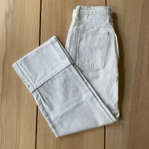 Vita jeans från Zara, ankellängd, midwaist och uppvikt kant nedtill. Inga defekter. Ordinarie pris 499kr