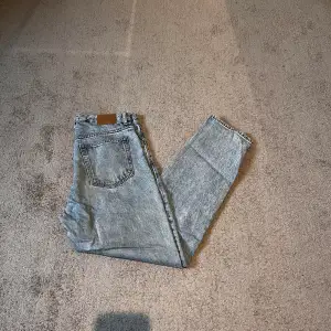 Säljer mina jeans eftersom de har blivit för små. Det är i mycket bra skick och är i storlek 29/30. Nypris 600kr. Regular i passform. Kom gärna med prisförslag!! 