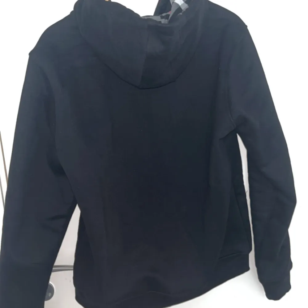 Burberry tröja, helt ny Färg:svart Storlek:S,M. Hoodies.