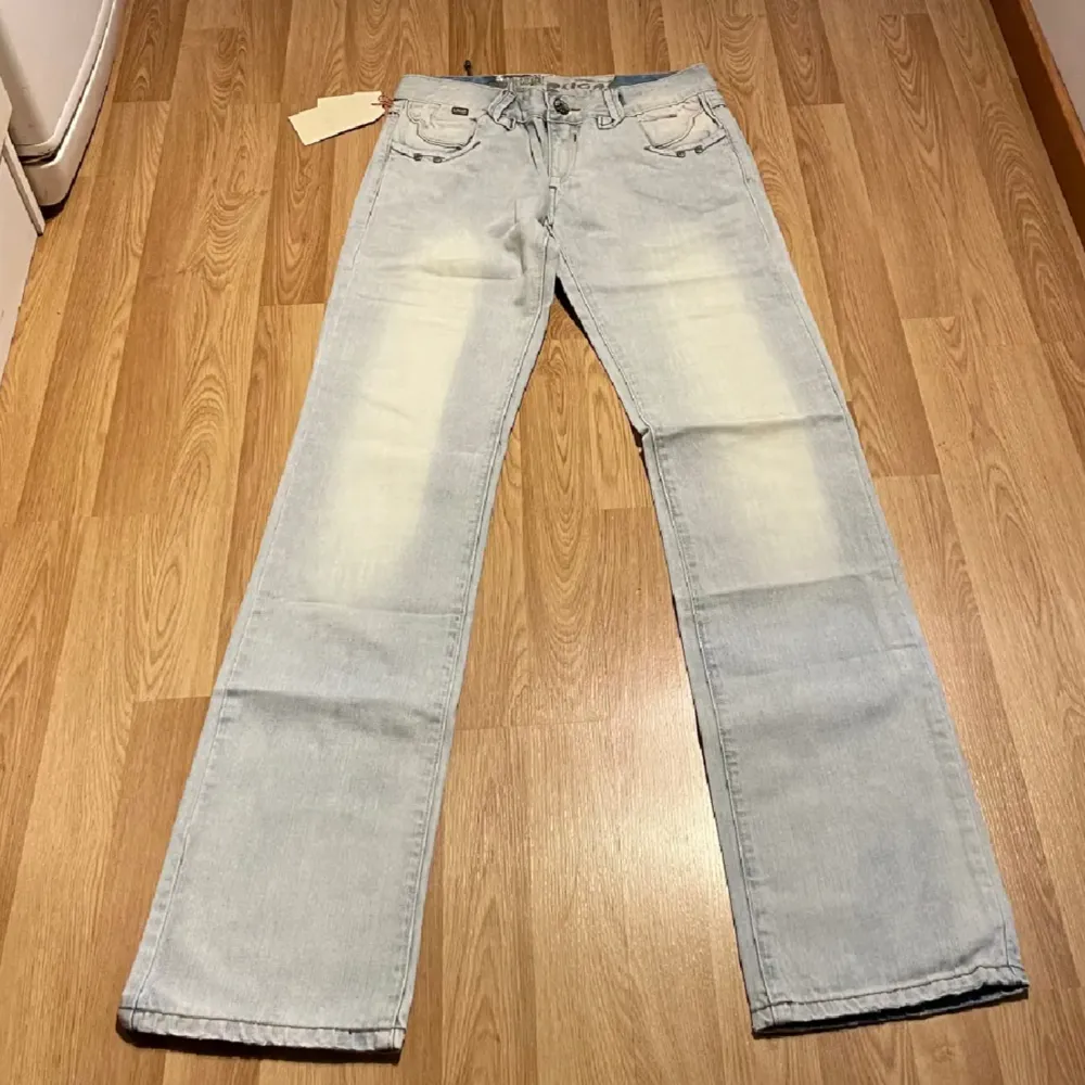 supersnygga ljusblåa jeans som är helt nya med lappar kvar💕 midjemått rakt över: 35 cm innerbenslängd: 86 cm Tryck gärna på köp nu💕. Jeans & Byxor.