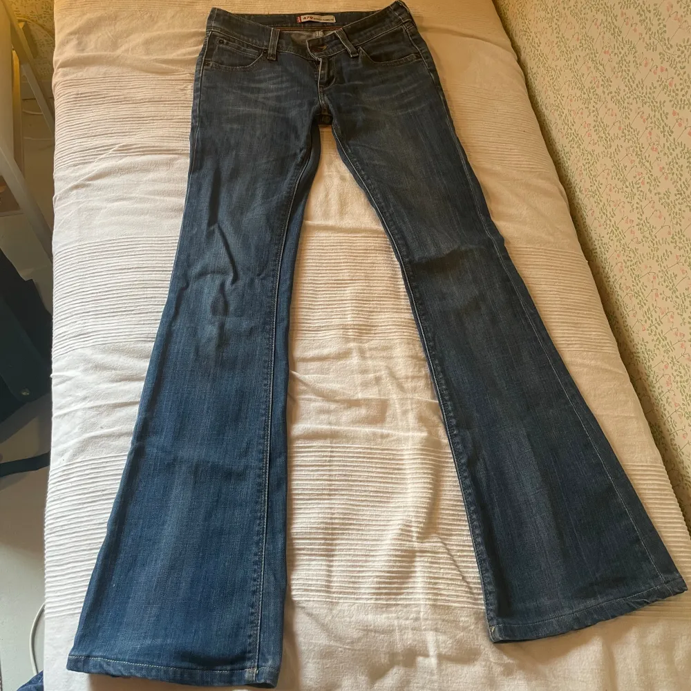 Säljer mina jättesnygga Levis jeans i modellen 479 Boot💕 midjemåttet är 70 cm, Säljer för att de tyvärr har blivit försmå för mig. De sitter bra i längden på mig för som är 166 cm💕 Kom privat för fler bilder/ mått eller frågor❤️ . Jeans & Byxor.