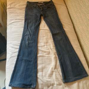 Säljer mina jättesnygga Levis jeans i modellen 479 Boot💕 midjemåttet är 70 cm, Säljer för att de tyvärr har blivit försmå för mig. De sitter bra i längden på mig för som är 166 cm💕 Kom privat för fler bilder/ mått eller frågor❤️ 