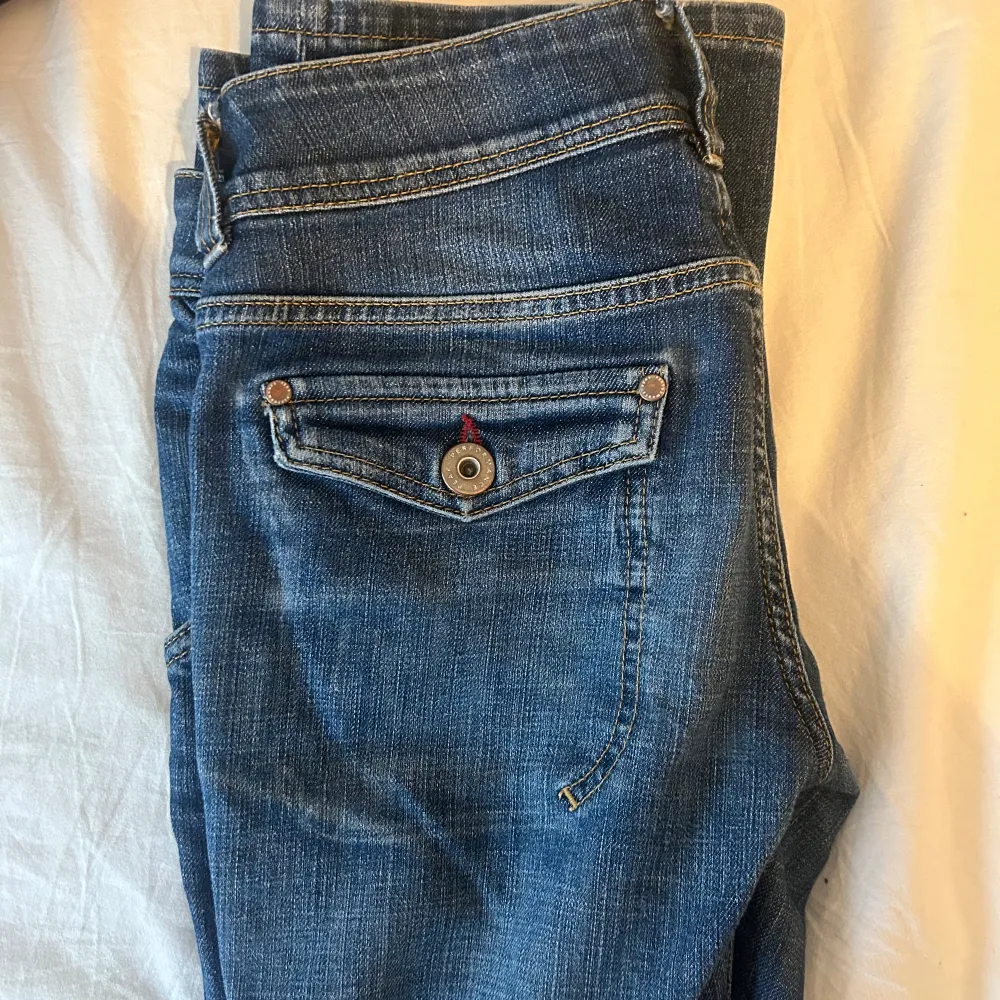 Ett par mörkblåa jeans i storlek s/34-36 som jag har använt 1 gång. Skriv för fler bilder.. Jeans & Byxor.