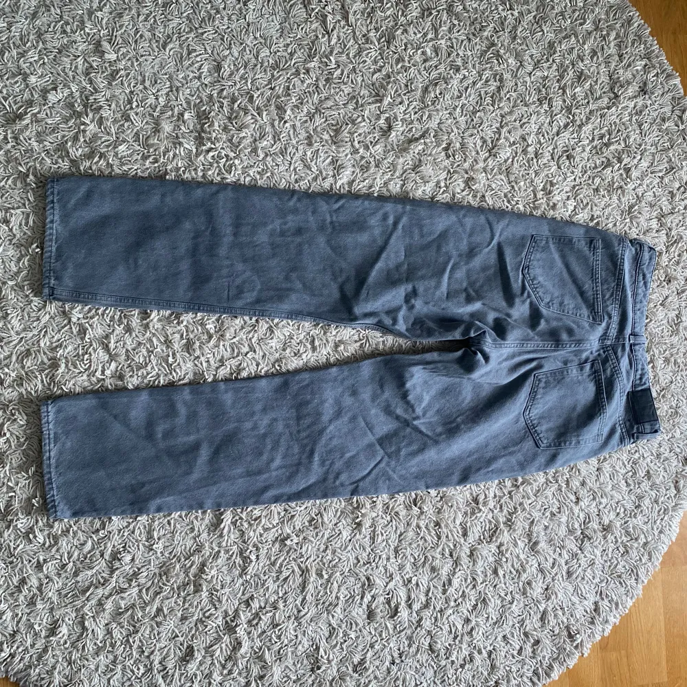 Säljer pga att dom är för små.  Väldigt fina jeans som är sparsamt använda men fortfarande i fint skick!  De är höga i midjan.  Strl W28 L32 120kr+frakt . Jeans & Byxor.