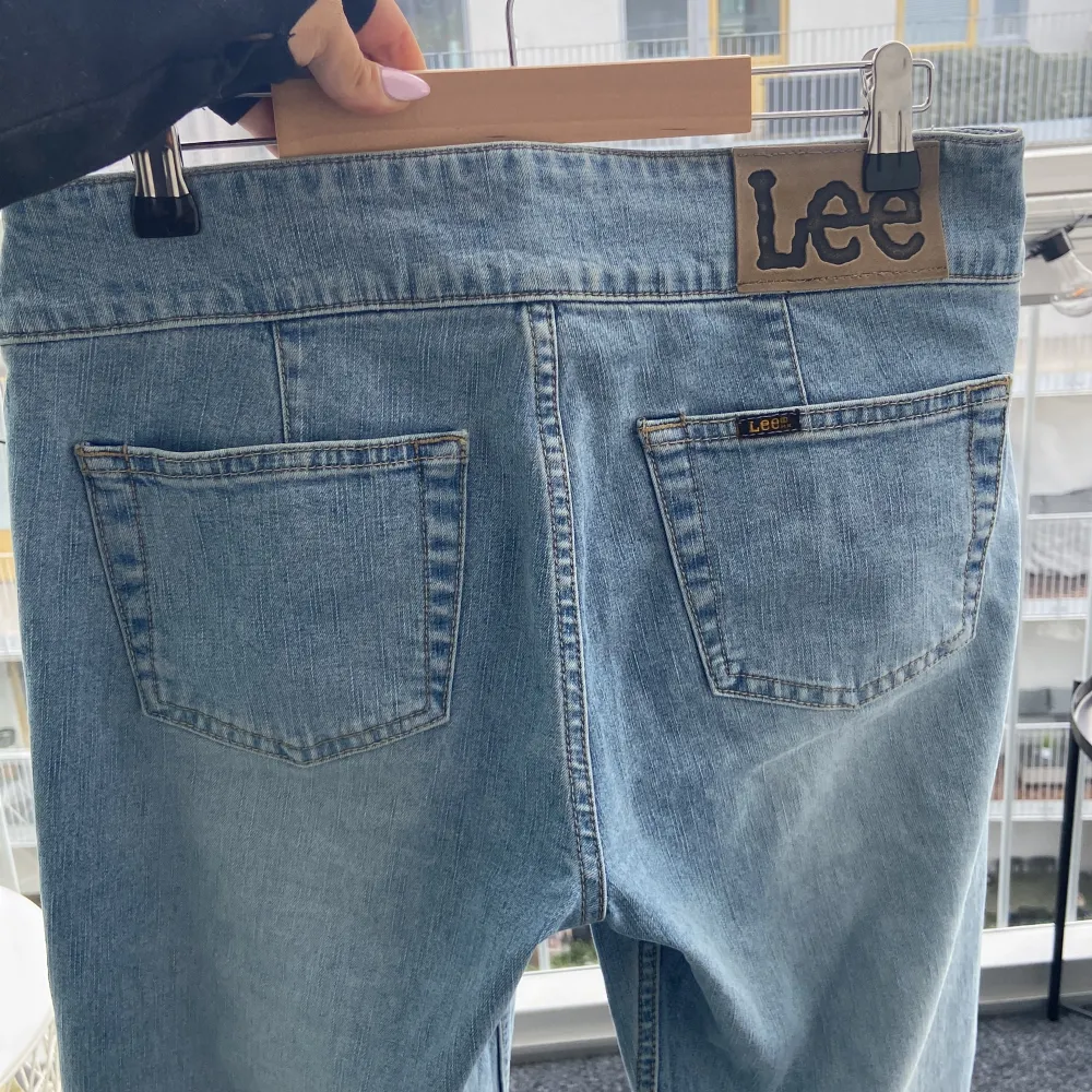 Säljer tyvärr mina jätte snygga lee jeans pga för långa och för små💕Jeansen är i den perfekta ljusblåa färgen💕. Jeans & Byxor.