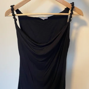 Svart top - svart top som sitter jätte bra och har mönster vid banden