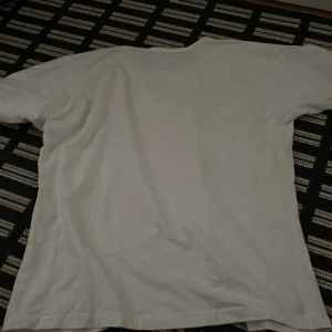 Basic vit tröja  - Det står inget märke 