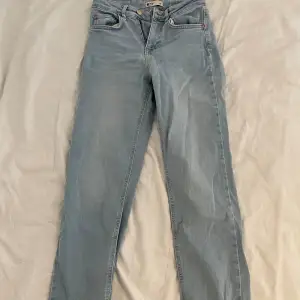 Ljusblå jeans som är midwaist. De är i väldigt bra skick. Säljer då de är för små för mig. 