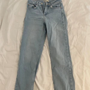Ljusblå jeans - Ljusblå jeans som är midwaist. De är i väldigt bra skick. Säljer då de är för små för mig. 
