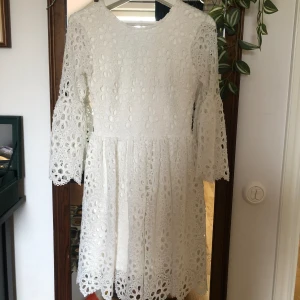 Vit blommig klänning  - Använt som konfirmationsklänning enbart 2 gånger. Passar perfekt till student, konfirmation eller vanlig sommarklänning. Från Bubbleroom storlek 36
