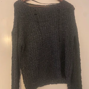 Söt Tröja - Säljer denna söta tröja som aldrig kommit till användning. Lappen är kvar och den är i storlek M men passar även S.