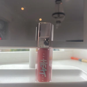 Fenty beauty heat  - Testat den en gång men gillade inte den, därav säljer jag. 