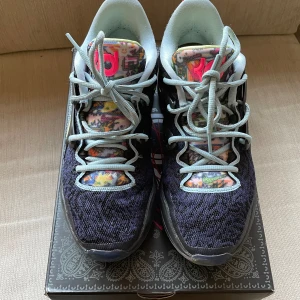 KD 15 Basketskor - Hej! Säljer mina KD 15 som nästan är i nyskick. Har använt dem cirka 5 gånger men har nu ingen använding av dem på grund av att dem är för små. Pris kan diskuteras & skriv gärna för fler bilder eller frågor! 💞  Ny pris ca 1600kr