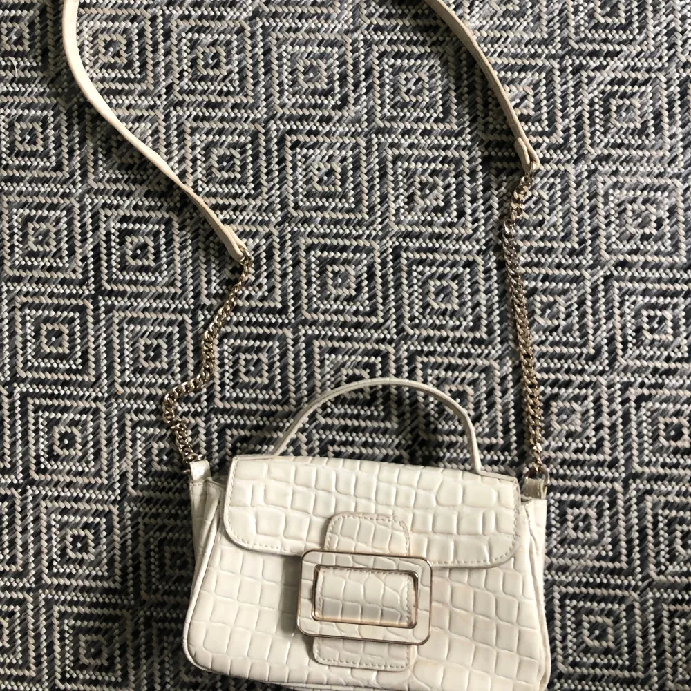 Så fin vit väska från zara, knappt använd❤️. Accessoarer.