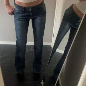Mörkblå lågmidjade jeans, väldigt snygga, använd ett fåtal gånger💗har snygga detaljer, märket heter GEDDES