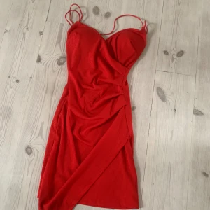 Fin röd klänning - Använt denna klänning Max 3 ggr så nästan helt ny